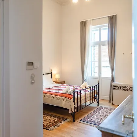 Villa Grand 1930s Mansion In Chania Old Town With Garden La Canea